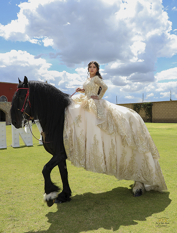 XV Años portrait riding a horse